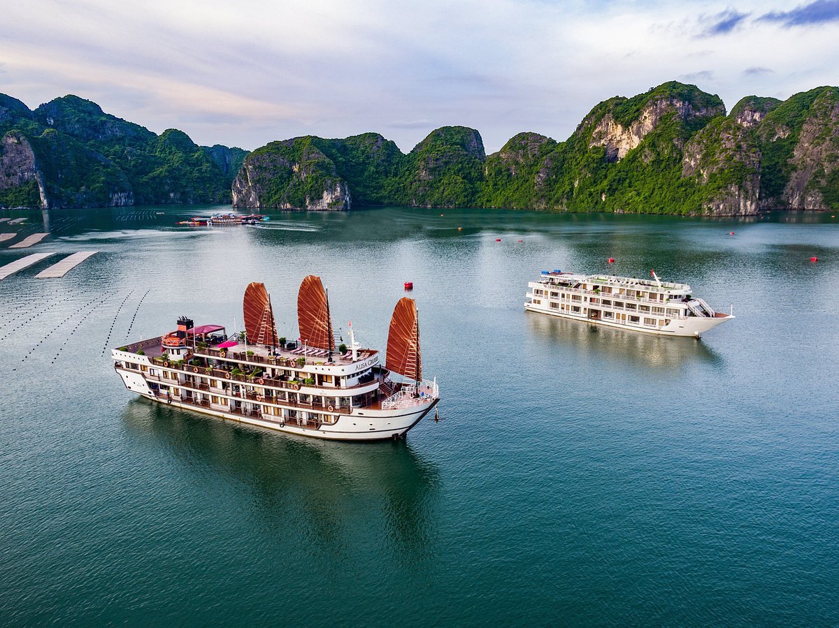 Best Luxury Cruises in Halong Bay for an Unforgettable Experience